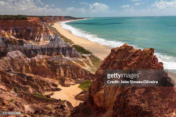 cliffs at gunga beach - kleiner hügel stock-fotos und bilder