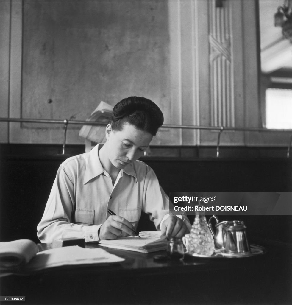 Simone De Beauvoir, Saint-Germain Des Pres, 1945