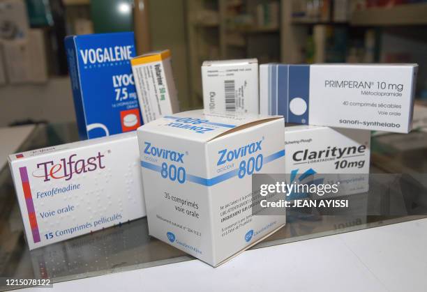 Vue prise le 22 avril 2003 à Paris dans une pharmacie, de quelques-uns des médicaments concernés par la baisse de remboursement par la Sécurité...