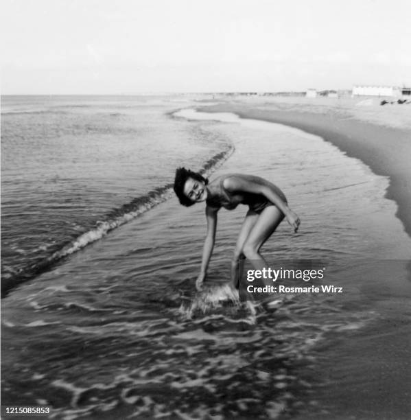 teeenage girl of 15 at italian beach - zwart wit vintage stockfoto's en -beelden