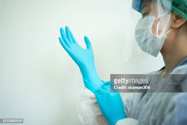 female doctor teaching how to wearing surgical mask for protect covid-19 (coronavirus) and pm 2.5 air pollution - abbigliamento da lavoro foto e immagini stock
