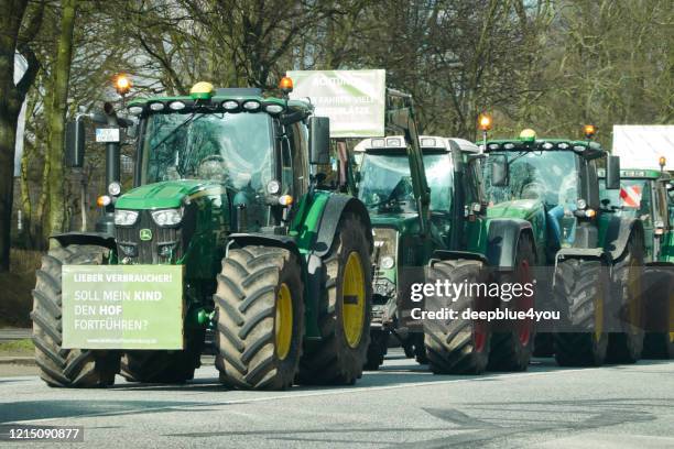 農民はハンブルクでデモを行い、トラクターでハンブルク市内の通りを封鎖している - 何でも ストックフォトと画像
