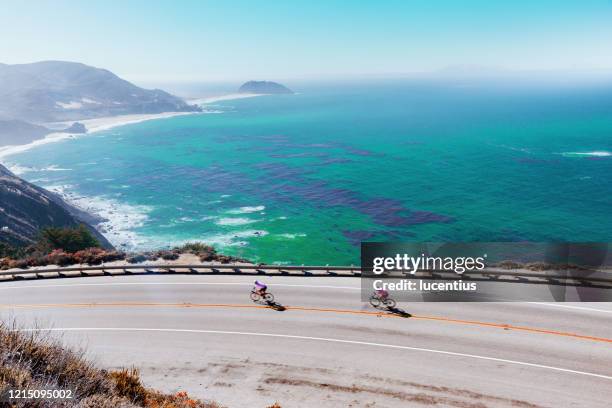 radfahrer auf dem highway 1, big sur, kalifornien - big sur stock-fotos und bilder