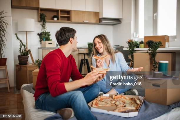 verdientes mittagessen nach harter arbeit - pizza delivery stock-fotos und bilder