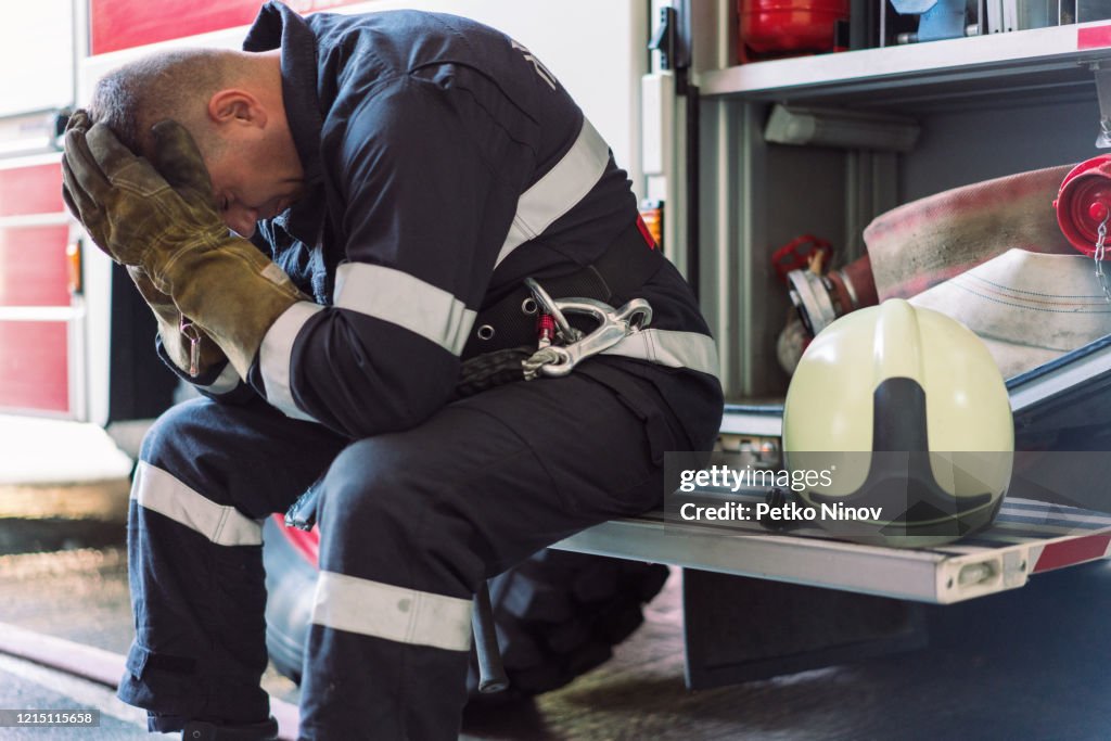 Pompier Adulte Moyen Se Sentant Déprimé Photo - Getty Images