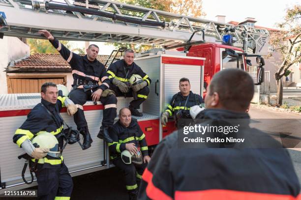 feuerwehrteam erhält anweisungen von ihrem chef - commander in chief stock-fotos und bilder