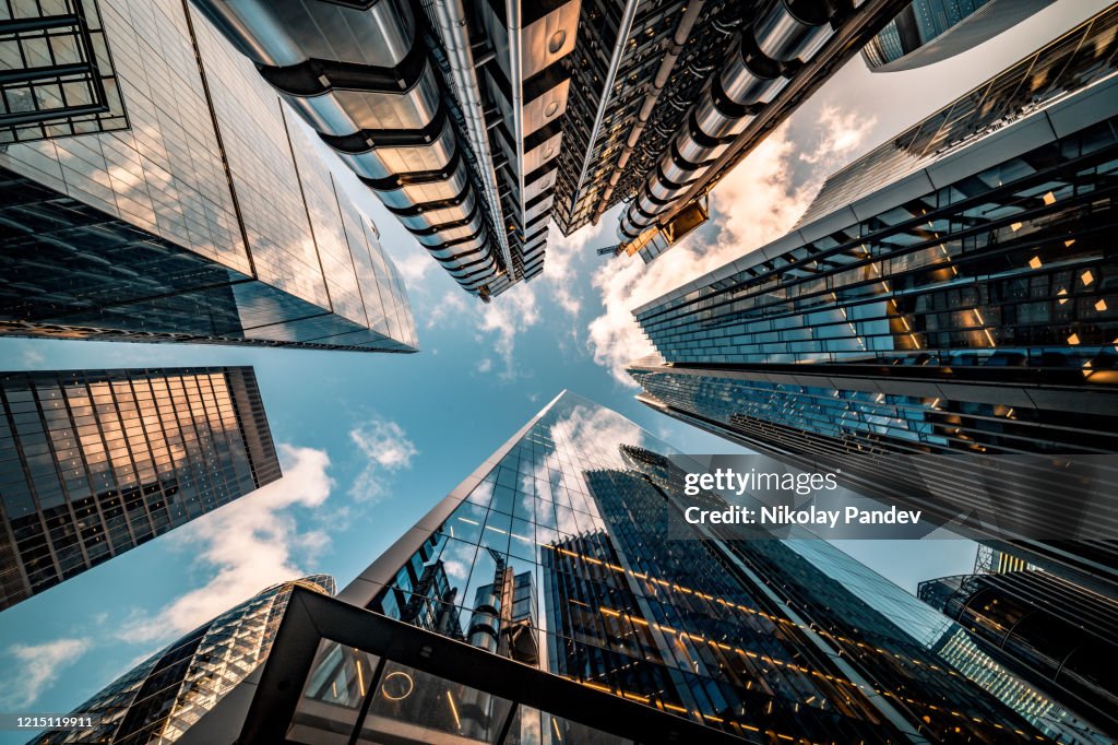 Tittar direkt upp på skyline i finansdistriktet i centrala London - lager bild