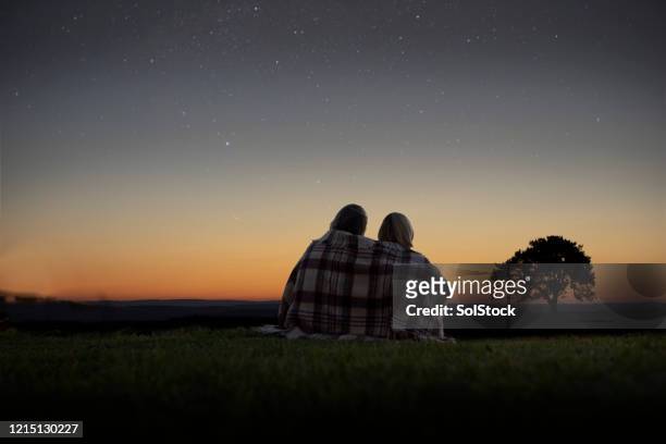 lets day dream under the stars - couple night stock-fotos und bilder