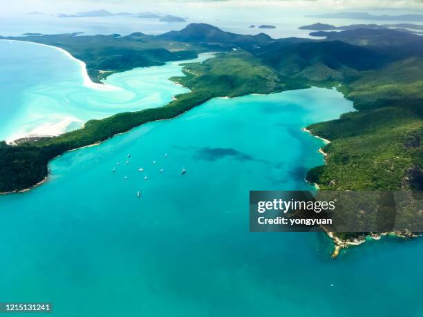 luftaufnahme der whitsunday islands - hamilton island stock-fotos und bilder