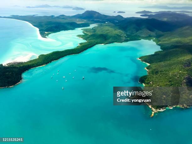 luchtfoto van whitsunday islands - hamilton island stockfoto's en -beelden
