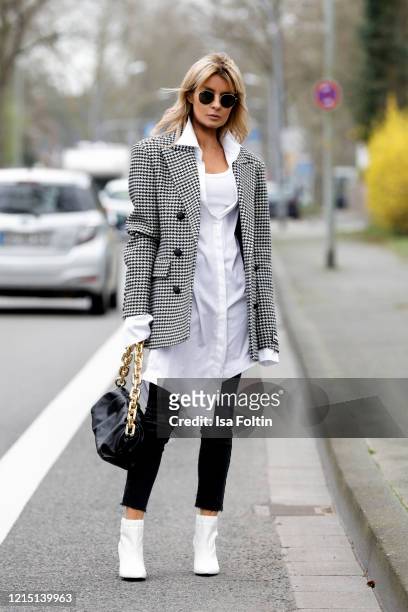 Influencer Gitta Banko, wearing a checked blazer with shoulder pads by Jacob Lee, a white tanktop by Zara, a long oversized white blouse by Balossa,...