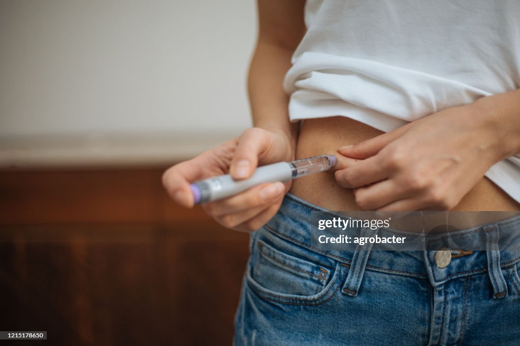 Frau bei Insulininjektion