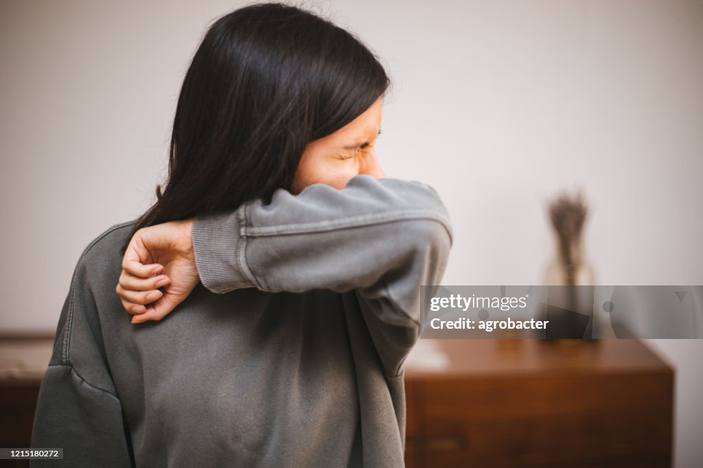 Portret van een jonge vrouw die niest