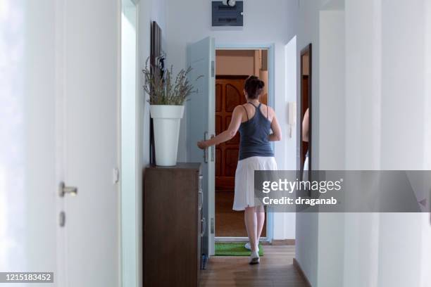 mujer saliendo - doorway fotografías e imágenes de stock