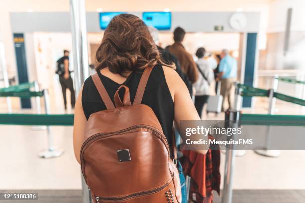 passeggeri che passano l'immigrazione - airport security foto e immagini stock