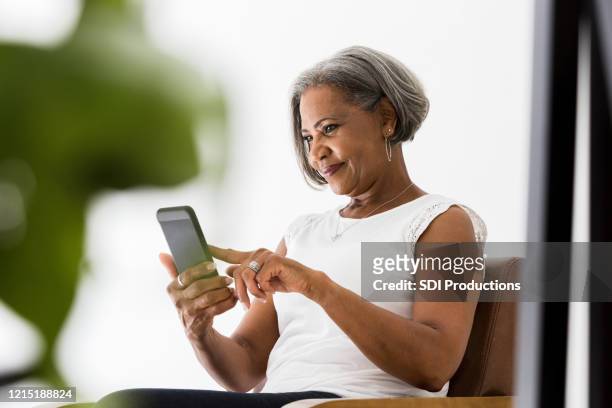 donna partecipa a videochiamata con famiglia - applicazione mobile foto e immagini stock
