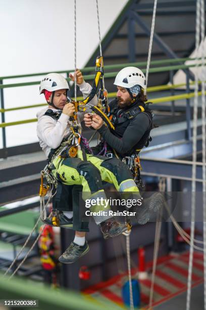 formation de sauvetage - rope high rescue photos et images de collection