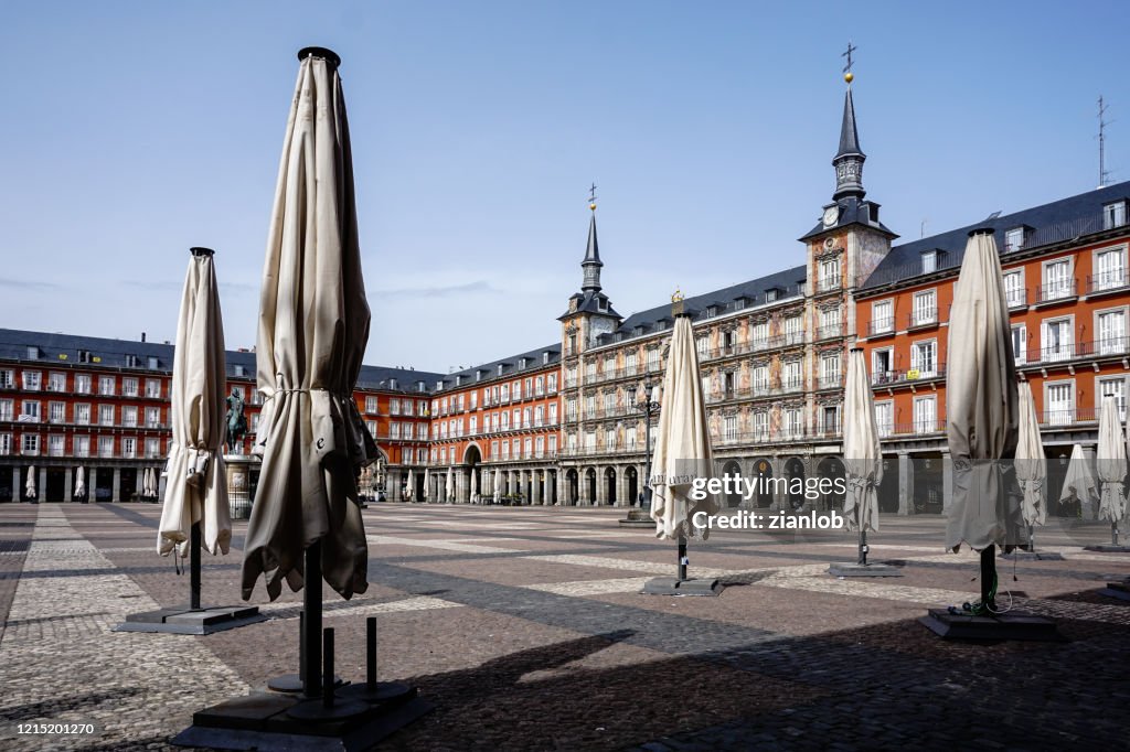 Plaza Mayor de Madrid (Espanha), deserta pelo coronavírus.