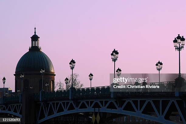 pont st-pierre and dome of la grave in toulouse - la grave stock-fotos und bilder