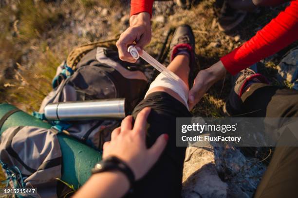 mountain climbing can be dangerous too - primeiros socorros imagens e fotografias de stock