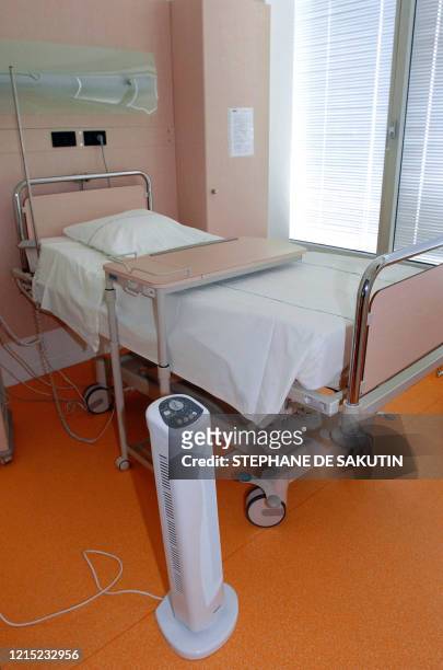Vue d'une chambre équipée d'un climatiseur, le 30 juillet 2004 à l'Hôpital européen Georges-Pompidou . Des patrons de services d'urgence parisiens se...