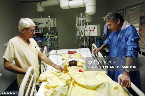 Le jeune congolais Fryd Ebale se repose en salle de réanimation, le 26 décembre 2005 à l'hôpital Européen Georges Pompidou AP-HP à Paris, sous le...