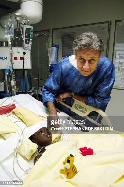 Le jeune congolais Fryd Ebale se repose en salle de réanimation, le 26 décembre 2005 à l'hôpital Européen Georges Pompidou AP-HP à Paris, sous le...