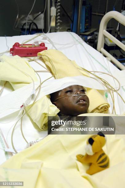 Le jeune congolais Fryd Ebale se repose en salle de réanimation, le 26 décembre 2005 à l'hôpital Européen Georges Pompidou AP-HP à Paris, après avoir...