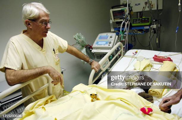 Le jeune congolais Fryd Ebale se repose en salle de réanimation, le 26 décembre 2005 à l'hôpital Européen Georges Pompidou AP-HP à Paris, sous le...