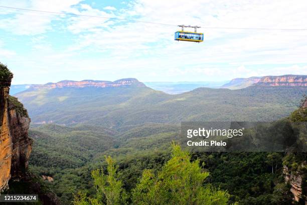 el teleférico "scenic skyway" de scenic world sobre las montañas, katoomba - katoomba fotografías e imágenes de stock
