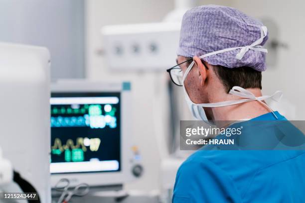 麻酔医によって監視されている医学の換気装置。 - hospital ventilator ストックフォトと画像