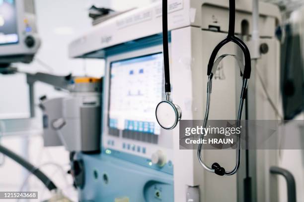 stethoskop neben medizinischem beatmungsgerät in der notaufnahme. - medizinisches instrument stock-fotos und bilder