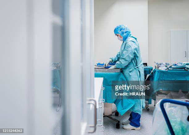 medico donna in ospedale che si prepara per l'intervento chirurgico. - malattia infettiva foto e immagini stock