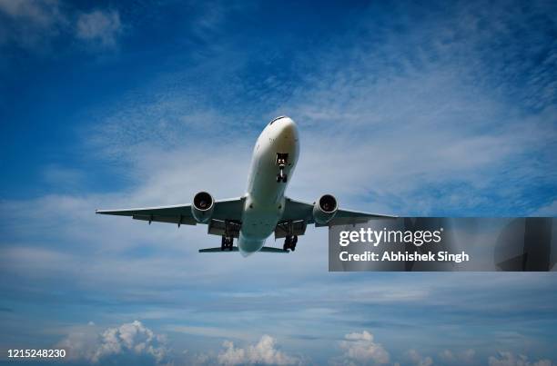 a commercial airplane - business air travel photos et images de collection