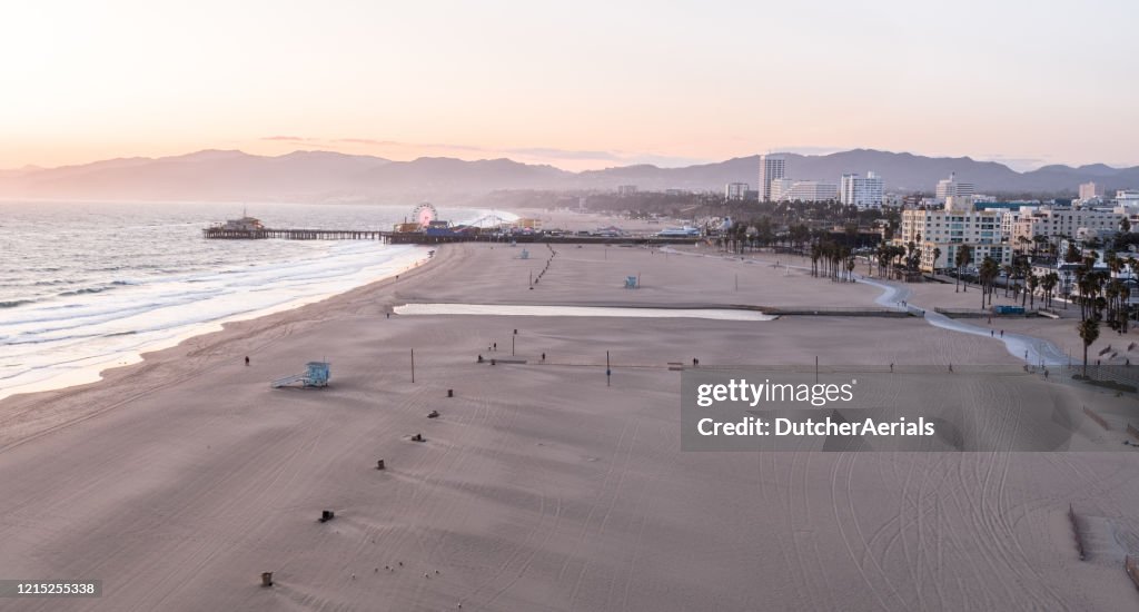 Playa vacía de Santa Mónica durante la pandemia de Covid-19