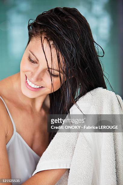 woman drying her hair with a towel - cabello mojado fotografías e imágenes de stock