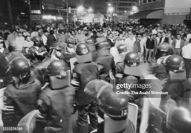 1968 Japan Riots 207 Nishinari Ward Stock Photos, High-Res Pictures, and Images - Getty ...