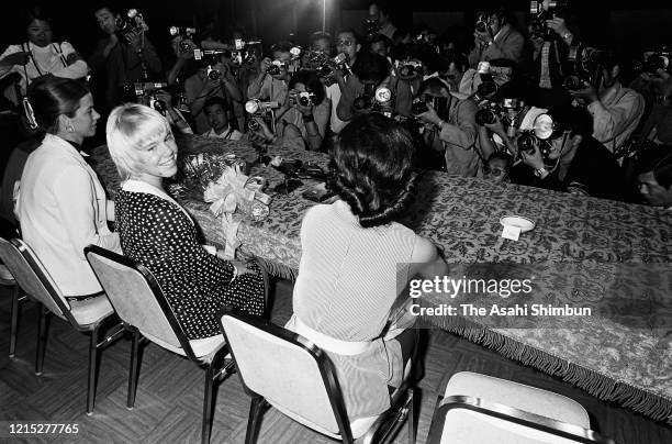 Figure skater Janet Lynn attends a press conference on June 22, 1972 in Tokyo, Japan.