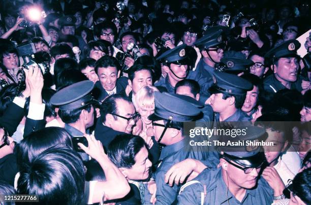 Figure skater Janet Lynn is surrounded by fans on arrival at Haneda Airport on June 22, 1972 in Tokyo, Japan.