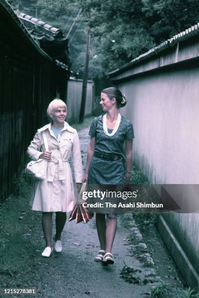 Figure skater Janet Lynn strolls with her friend on June 26, 1972 in Kyoto, Japan.