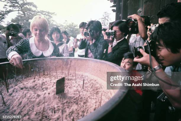Figure skater Janet Lynn visits Nanzenji Temple on June 26, 1972 in Kyoto, Japan.