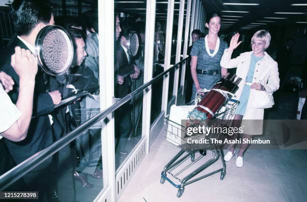 Figure skater Janet Lynn waves to media reporters on departure at Haneda Airport on June 27, 1972 in Tokyo, Japan.