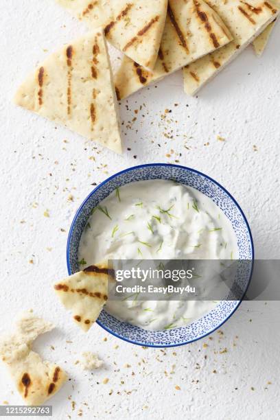 tzatziki dip and pita bread chips - tzatziki imagens e fotografias de stock