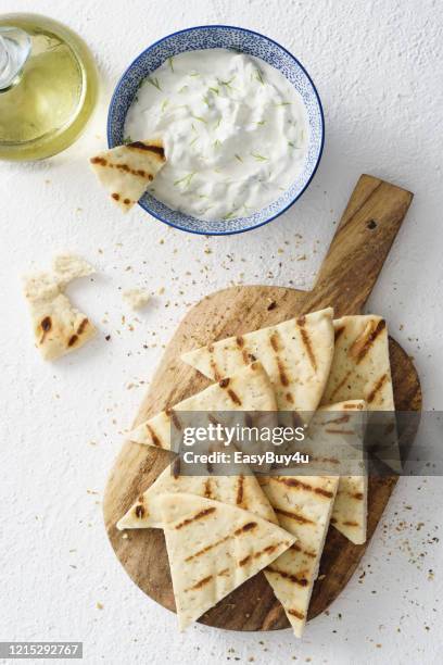 tzatziki dip und pita brot chips - tzatziki stock-fotos und bilder