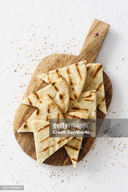 gegrilltes pitabrot - tortilla chip stock-fotos und bilder