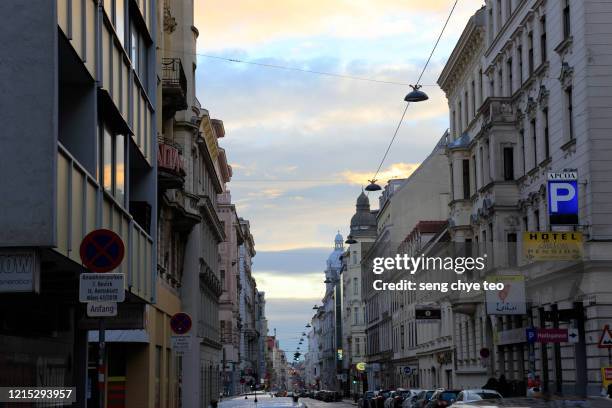 street of austria - calle vacía fotografías e imágenes de stock