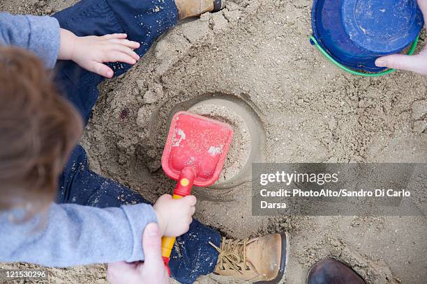 toddler boy playing in sand - 2 kid in a sandbox fotografías e imágenes de stock