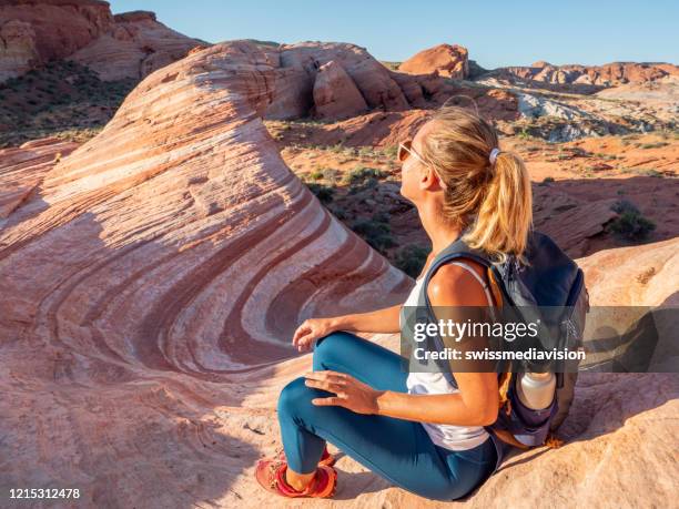 de vrouw die van de wandelaar rode zandsteen overweegt - recreational use of marijuana becomes legal in nevada stockfoto's en -beelden