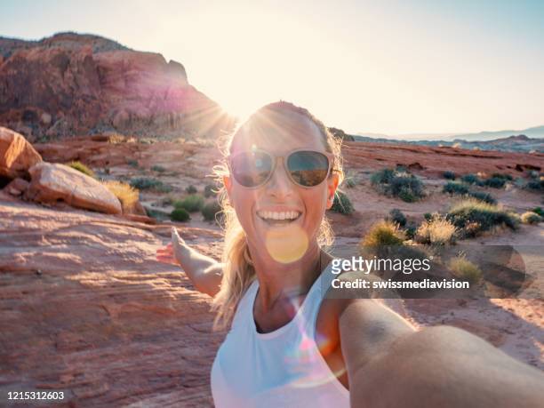 kvinna tar selfie i valley of fire state park, usa - red rocks bildbanksfoton och bilder