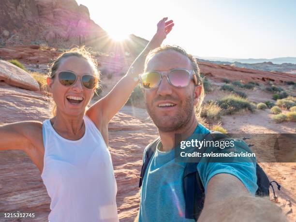 paar macht selfie im tal des feuer state parks - valley of fire staatspark stock-fotos und bilder
